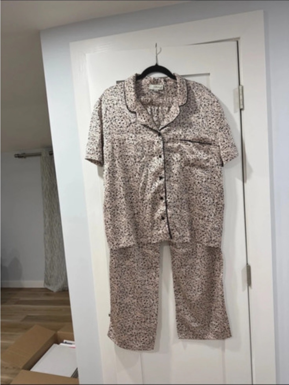 Women's Short-Sleeve Button Pajama Set in Nude with black Print, size XL new
